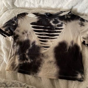 Crop top with V-neck cuts